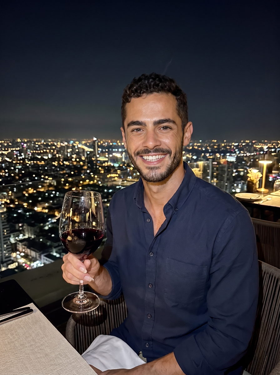 Eren Hoffmann beim Dinner über den Dächern der Stadt