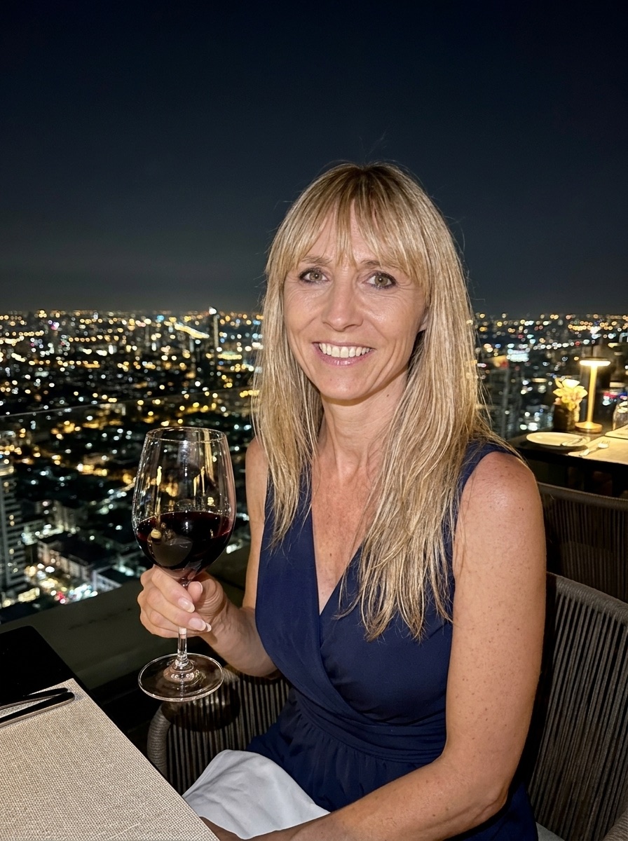 Lena Hoffmann beim Dinner über den Dächern der Stadt